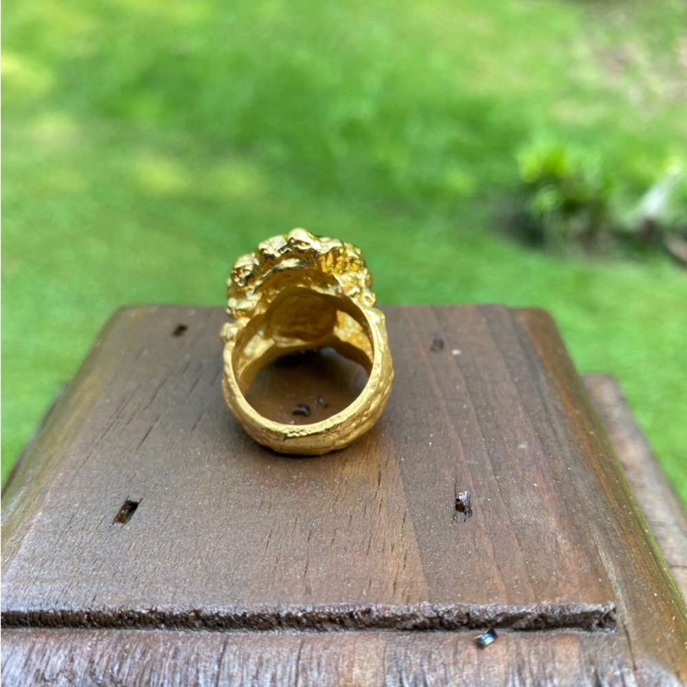Black onyx gold plated ring. Size 8. Very good condition.